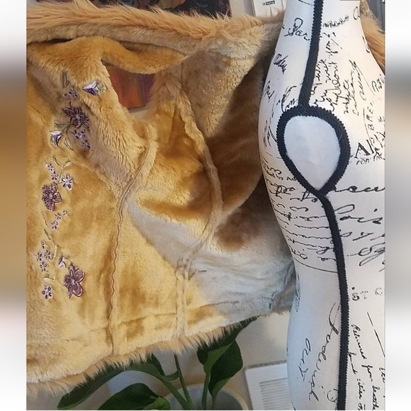 VINTAGE FUR LINED, FLOWER EMBROIDERED VEST🌼 EU CONDITION - Picture 8 of 16